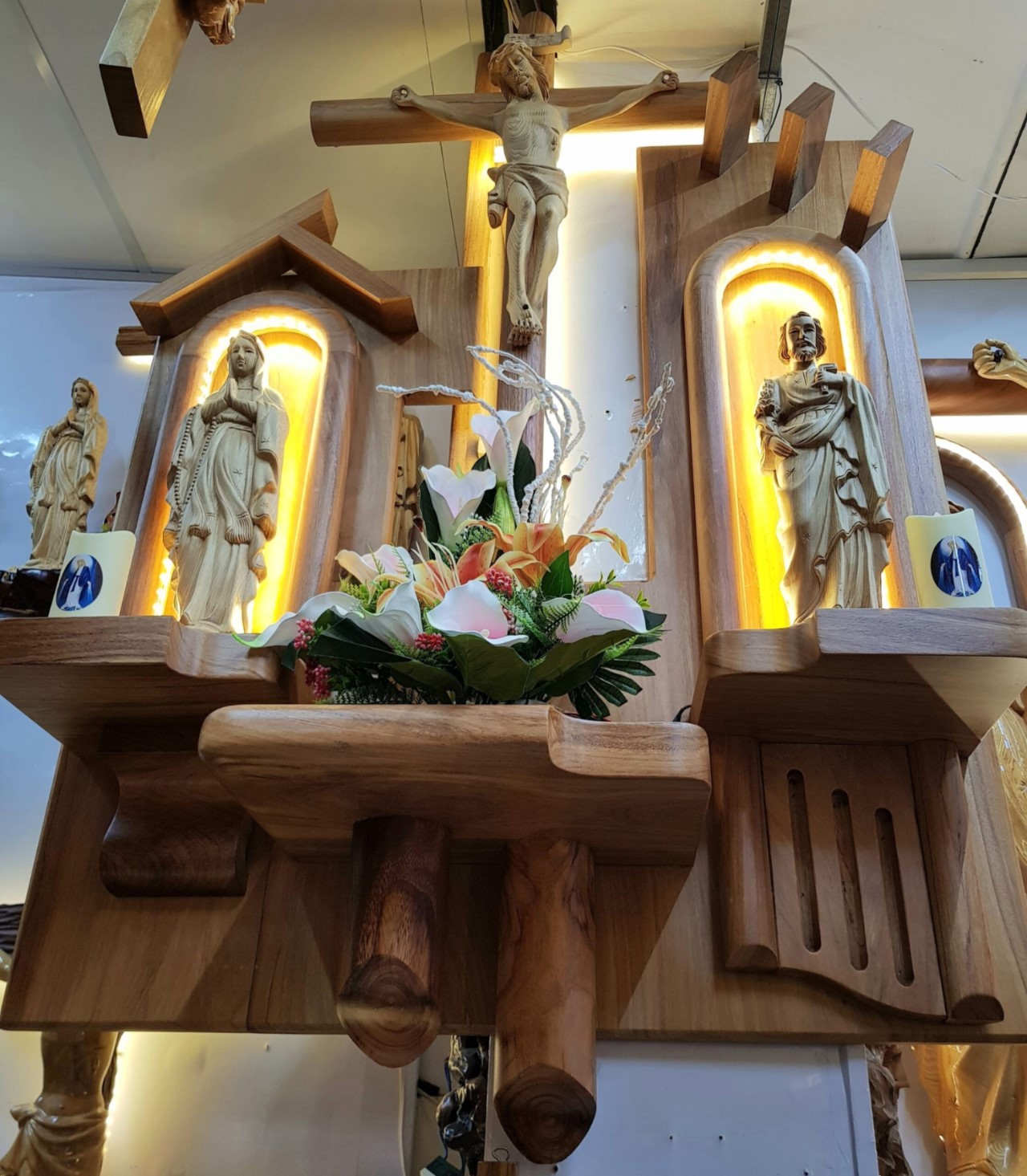 Mẫu bàn thờ Chúa bằng gỗ cao cấp