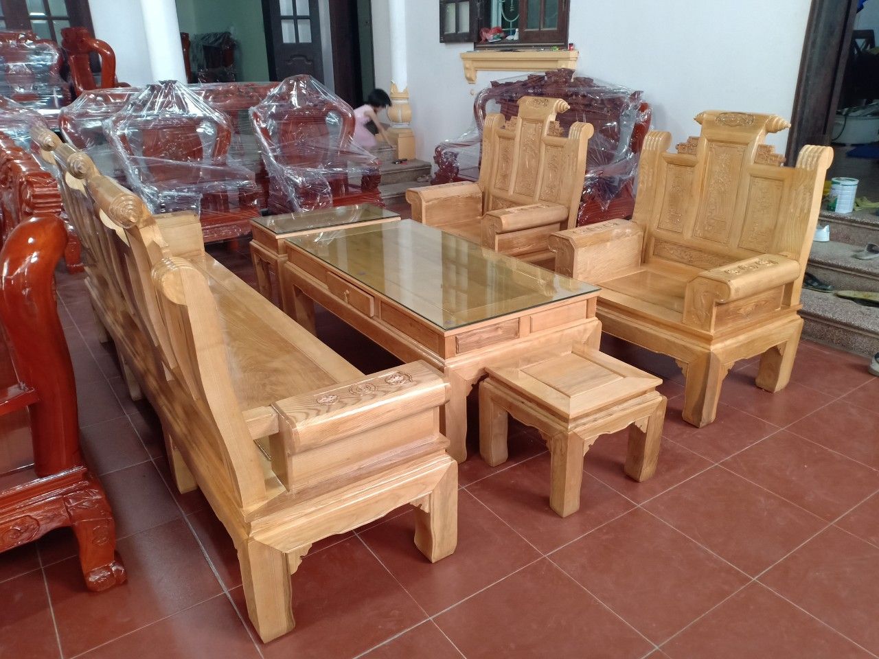 Bộ bàn ghế phòng khách gỗ sồi - Thiết kế tinh tế và độc đáo, là điểm nhấn hoàn hảo cho không gian tiếp khách thân thiện và lịch sự.
