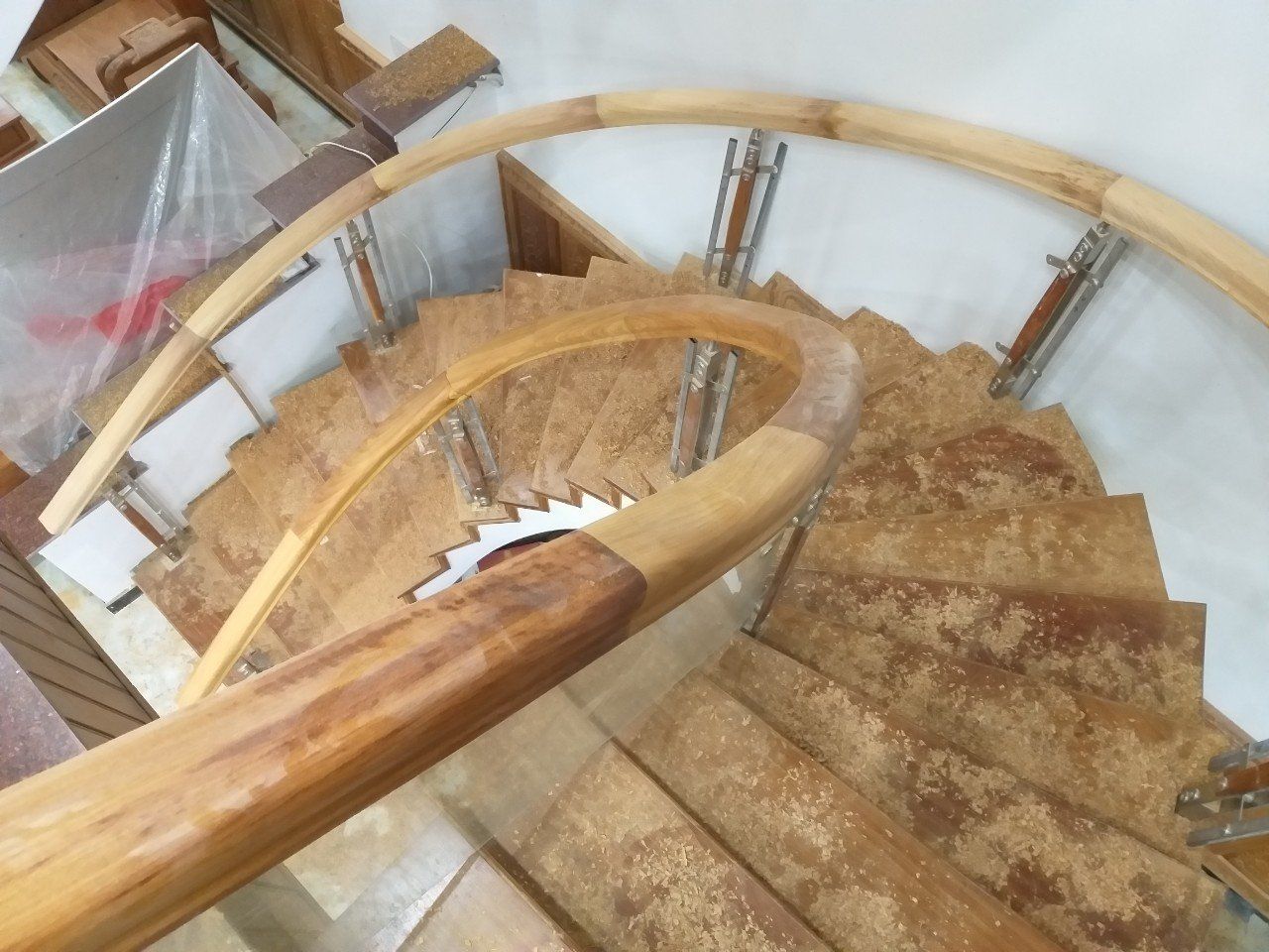Cầu thang gỗ sồi hiện đại - Kết hợp giữa tính thẩm mỹ và tính ứng dụng, cầu thang gỗ sồi hiện đại mang đến không gian sống đẳng cấp và độc đáo.