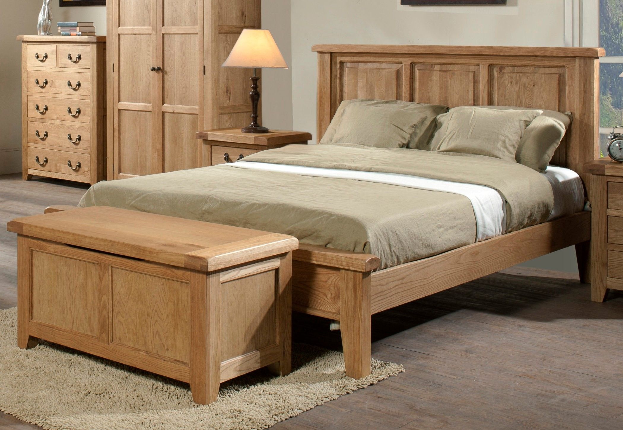 Giường gỗ sồi tự nhiên - Sự kết hợp hoàn hảo giữa vẻ đẹp tự nhiên và sự chắc chắn, tạo không gian ngủ ấm cúng và sang trọng.