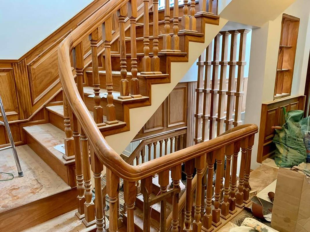 Cầu thang gỗ sồi vân gỗ tự nhiên - Mỗi bậc thang độc đáo với vẻ đẹp tự nhiên từ vân gỗ, tạo không gian nội thất ấm cúng và sang trọng.