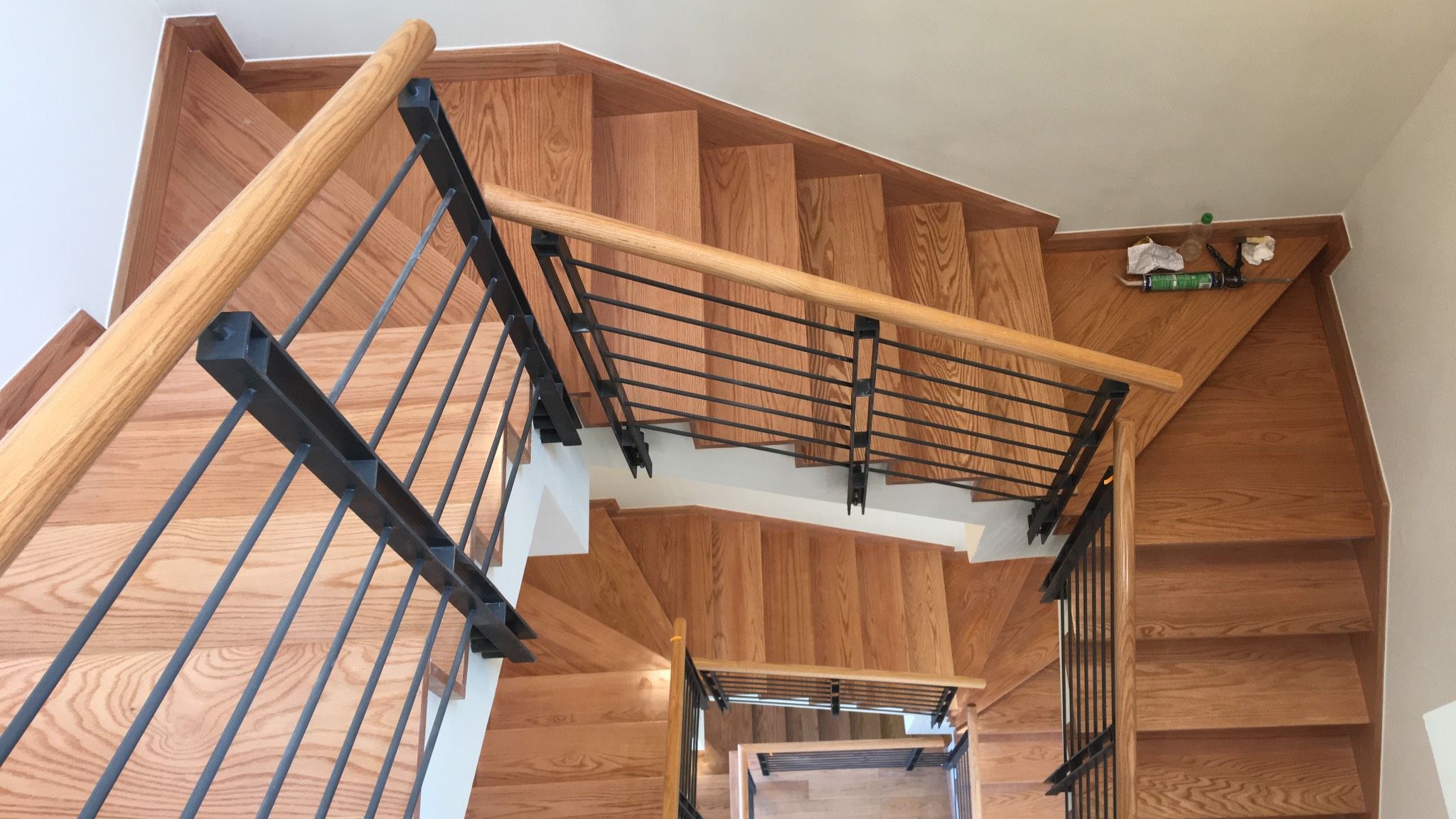 Cầu thang gỗ sồi tự nhiên - Với đường nét mềm mại và chất liệu bền bỉ, tạo điểm nhấn đẹp mắt và an toàn cho không gian nhà.