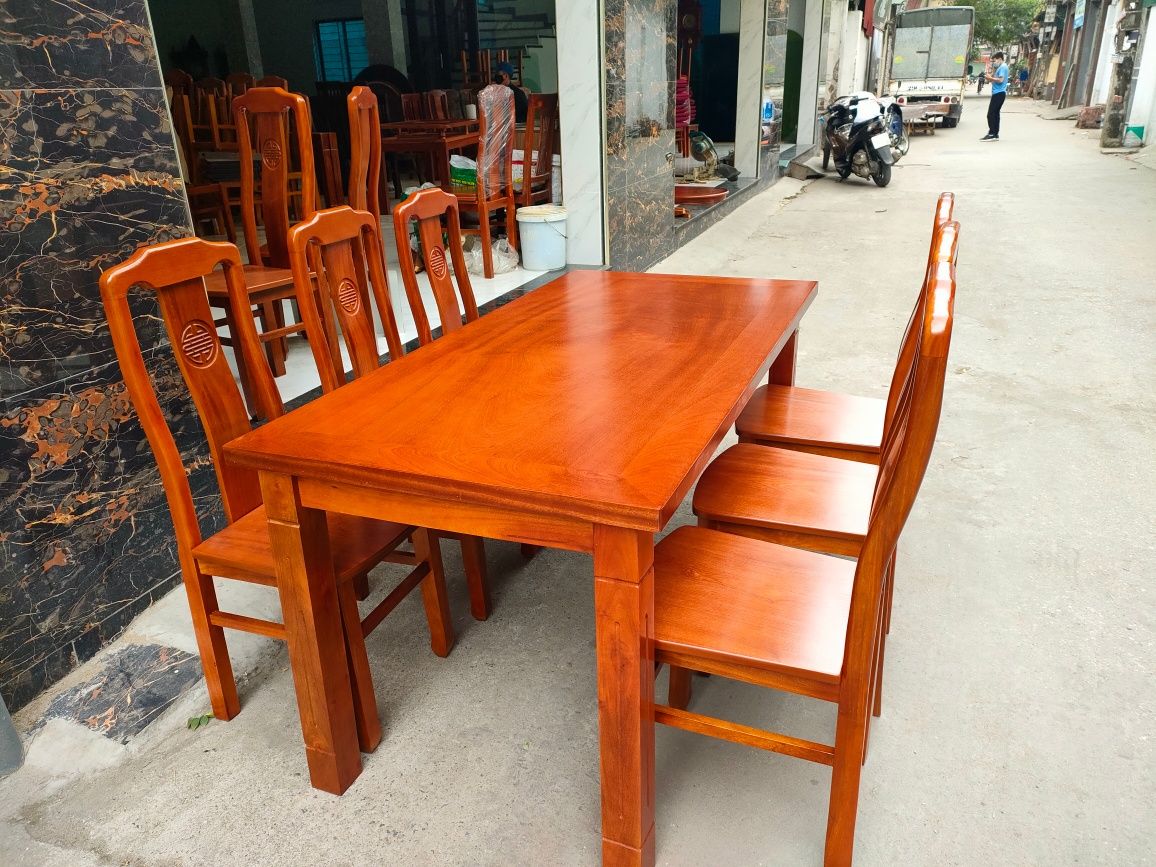 Bộ bàn ghế sang trọng được làm bằng gỗ Xoan