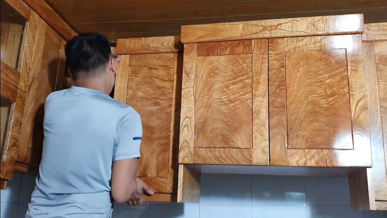 Tủ bếp đơn giản được làm bằng gỗ Xoan