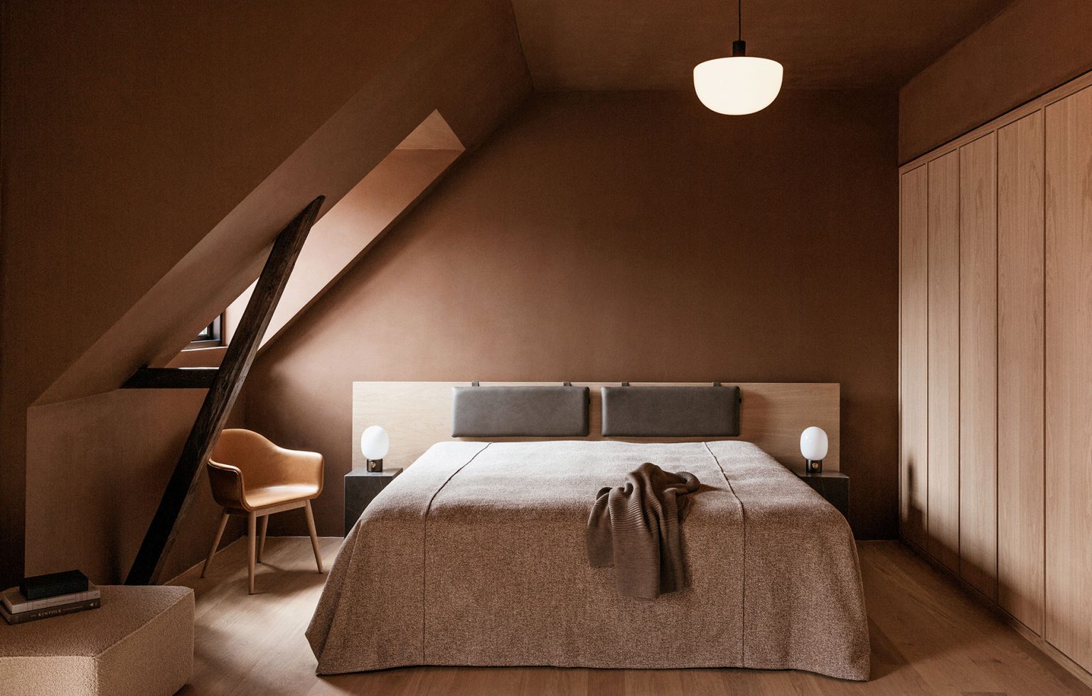 Màu sơn phòng ngủ nâu tạo sự ấm áp và bền vững, tạo không gian phòng ngủ an lành và thân thuộc.