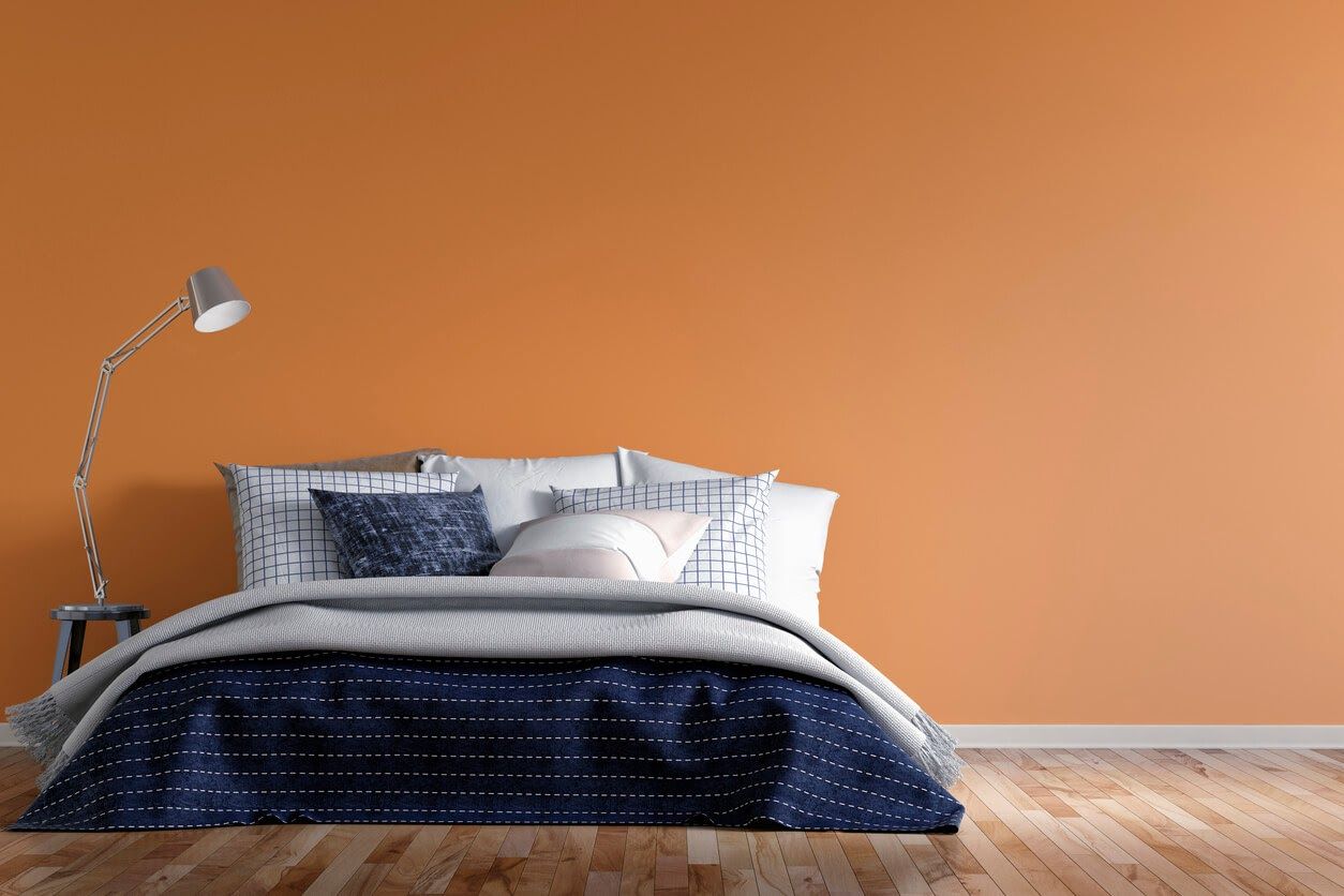 Màu sơn phòng ngủ cam mang đến sự năng động và sôi động, tạo không gian ấm áp và tràn đầy sự sống.