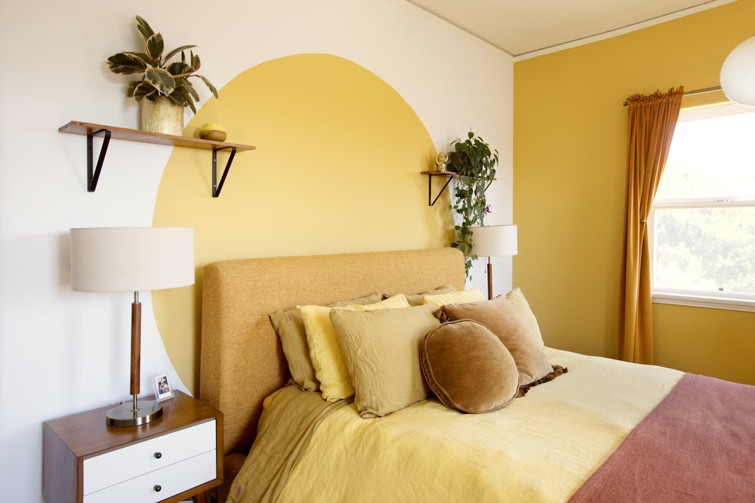 Màu sơn phòng ngủ vàng mang đến sự sáng sủa và tươi sáng, tạo không gian ấm áp và tràn đầy năng lượng.