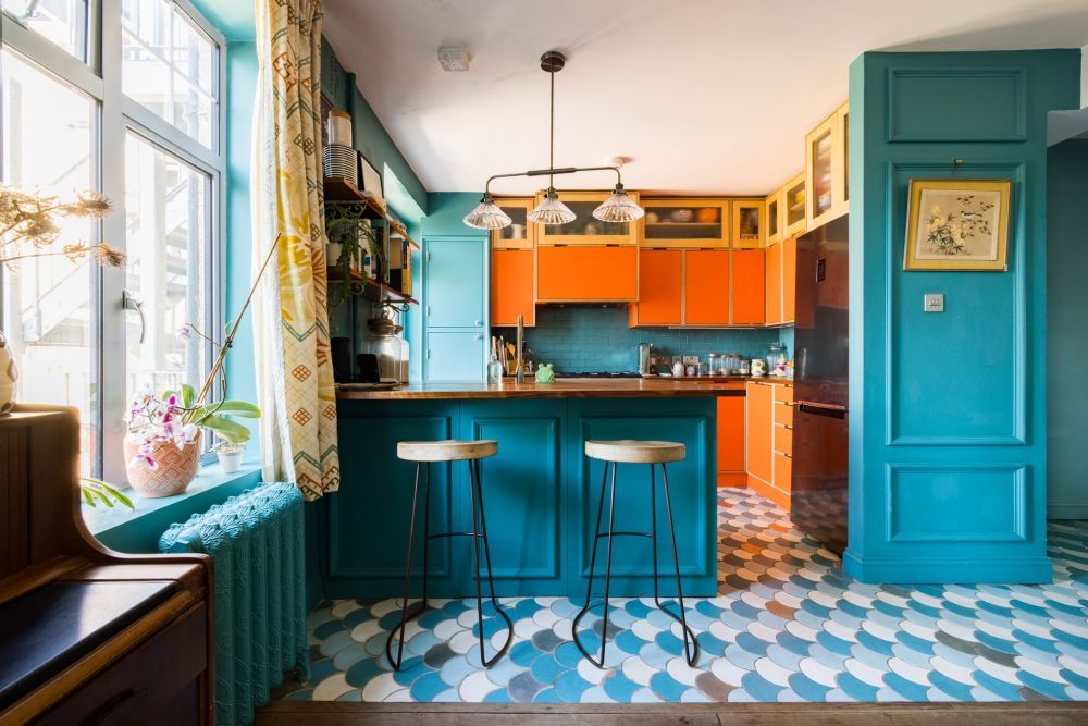 Mẫu phòng bếp gỗ cao cấp tông cam - xanh dương rực rỡ nhưng cũng không kém phần retro
