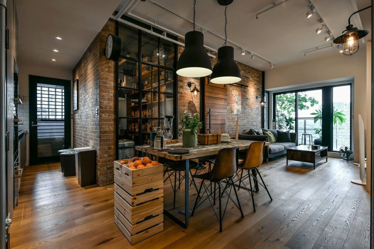 Phòng bếp thông minh với kệ treo đồ và quầy bar bằng gỗ.