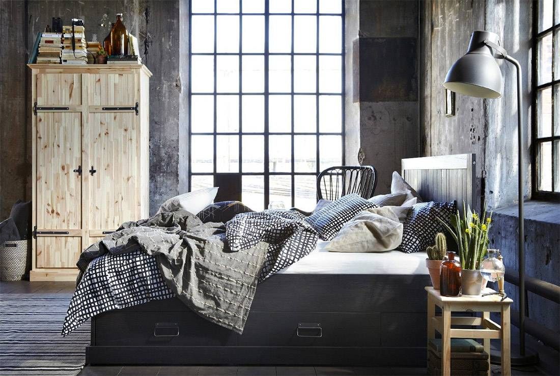 Phòng ngủ Industrial với giường sắt đen và chăn trải màu nâu tự nhiên