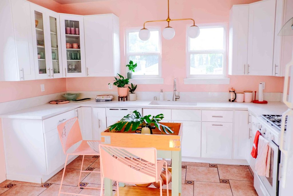 Ánh sáng và màu sắc hài hòa giúp không gian phòng bếp Retro thêm nổi bật