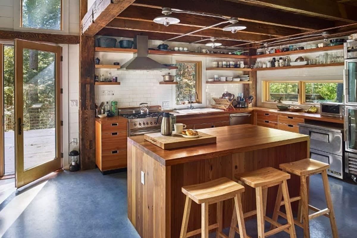 Phong cách Rustic trong thiết kế nội thất phòng bếp mang đến vẻ đẹp mộc mạc và gần gũi.