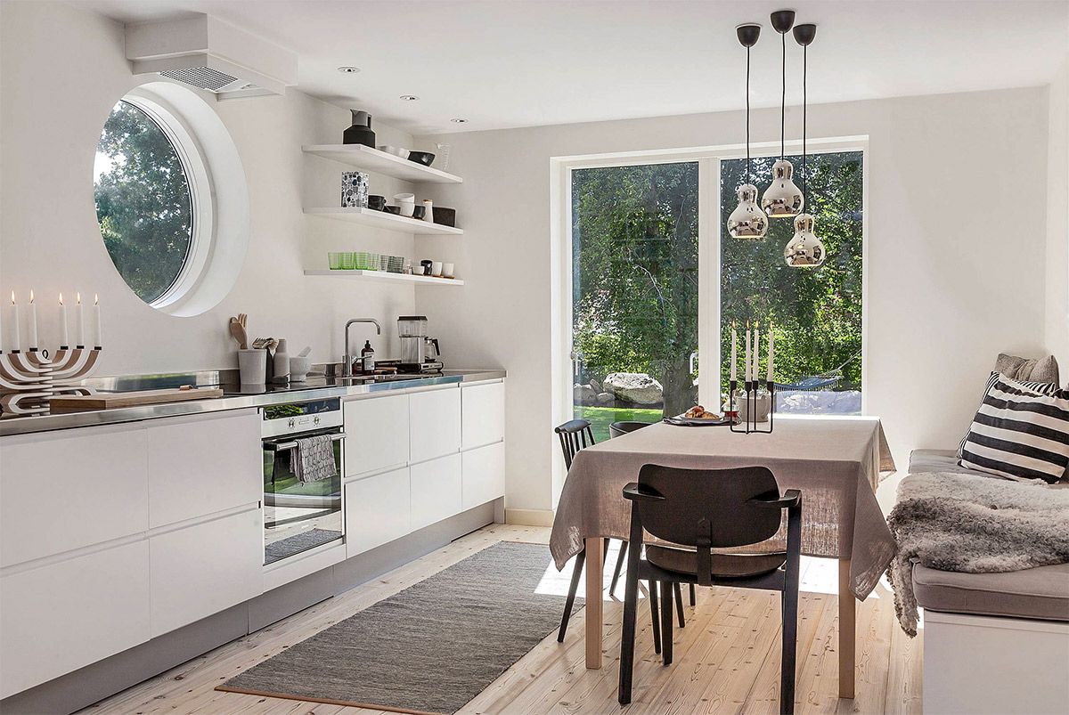 Phòng bếp theo phong cách Scandinavian với tông màu trắng sáng và các chi tiết gỗ tự nhiên