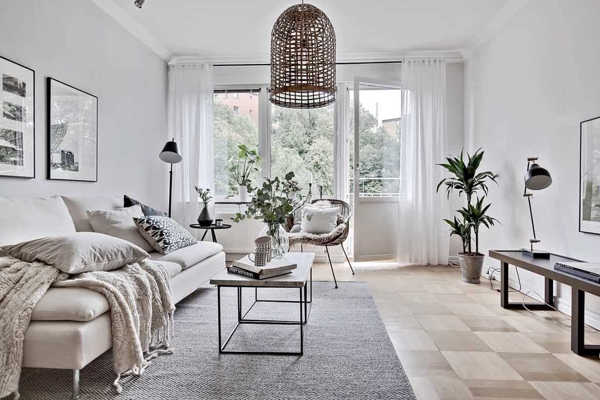 Một góc thư giãn thoải mái với sofa mềm mại và chiếc ghế gỗ bọc nệm theo phong cách Scandinavian