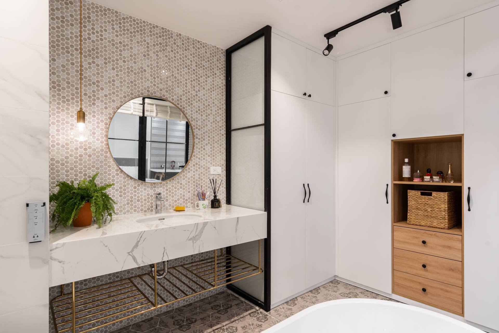 Thiết kế mở và cửa kính trong suốt giúp tối ưu hóa ánh sáng tự nhiên trong phòng tắm Scandinavian