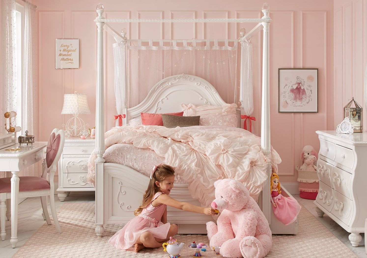 Phòng ngủ phong cách công chúa thường ưu tiên những gam màu nhẹ nhàng, nữ tính