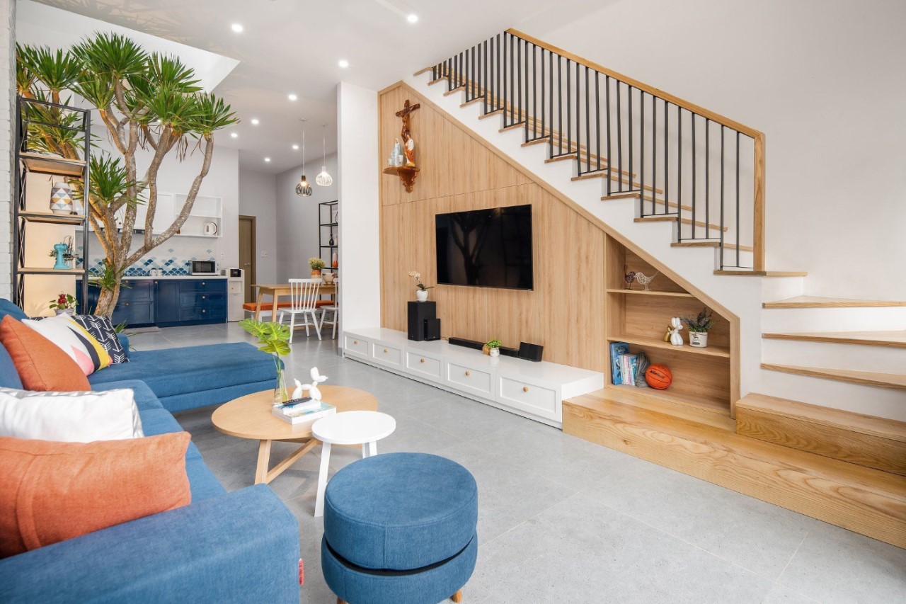 Cây xanh và ánh sáng tự nhiên kết hợp cùng cầu thang tạo nên không gian sống tràn đầy sức sống