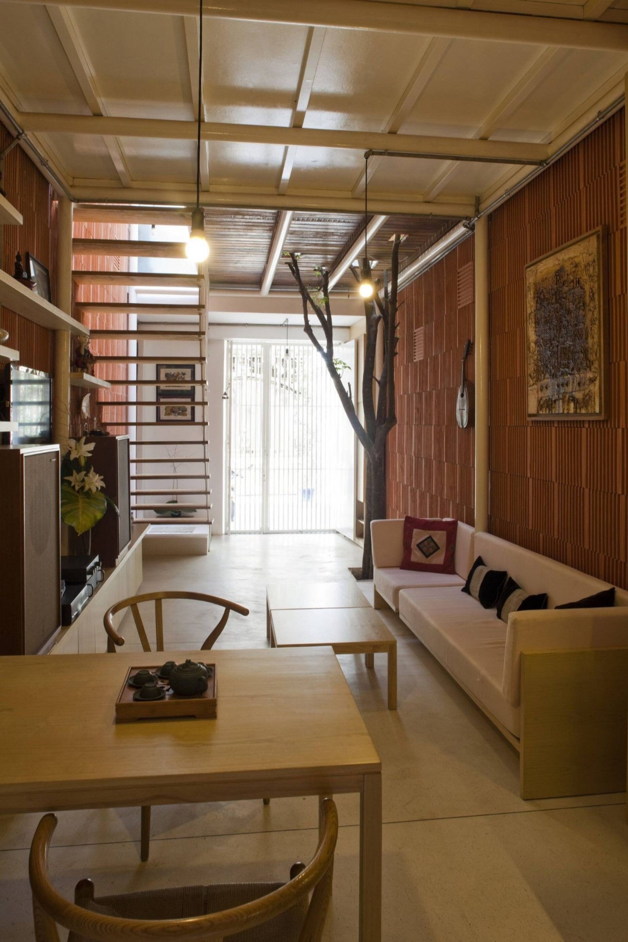 Sự hiện diện của cầu thang hiện đại thể hiện sự sáng tạo trong thiết kế, tạo nên không gian sống độc đáo 