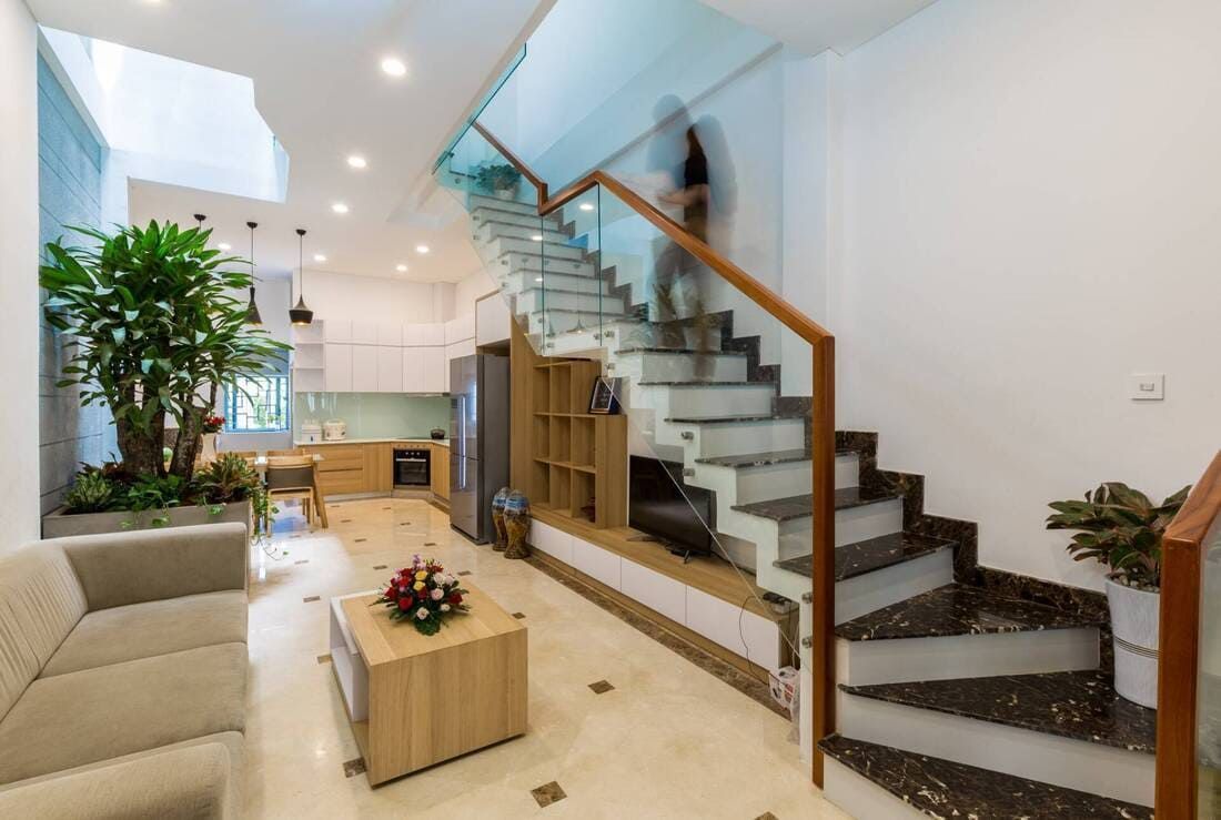 Cây xanh cùng cầu thang kiểu mở tạo nên môi trường sống trong lành