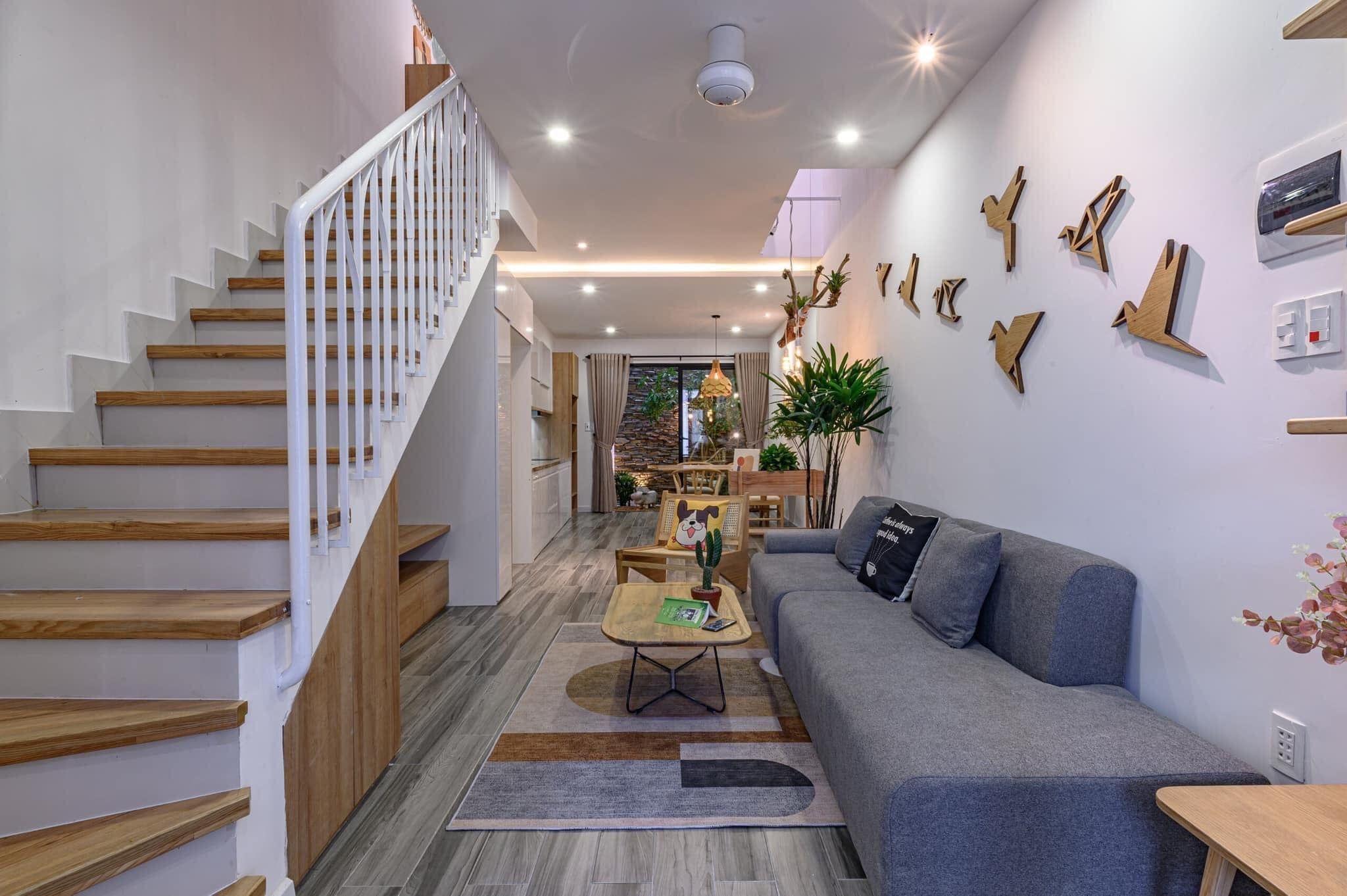 Vách ngăn kính tinh tế làm nổi bật cầu thang, tạo sự tương tác giữa các không gian và mang lại cảm giác thông thoáng.