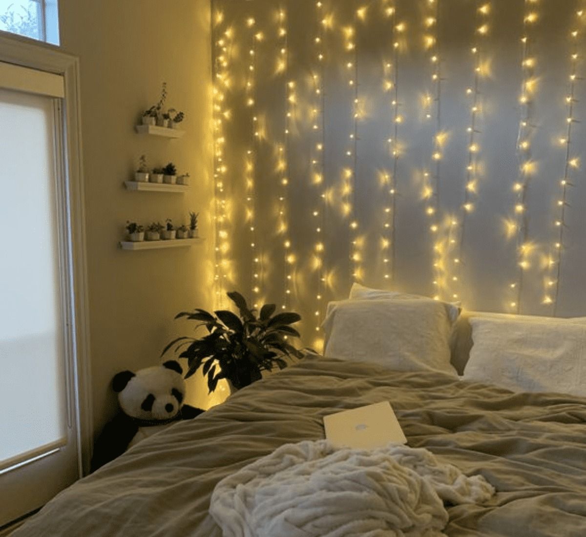 Bạn có thể sử dụng nhiều dây đèn để tạo hiệu ứng bầu trời đêm tuyệt đẹp cho phòng ngủ