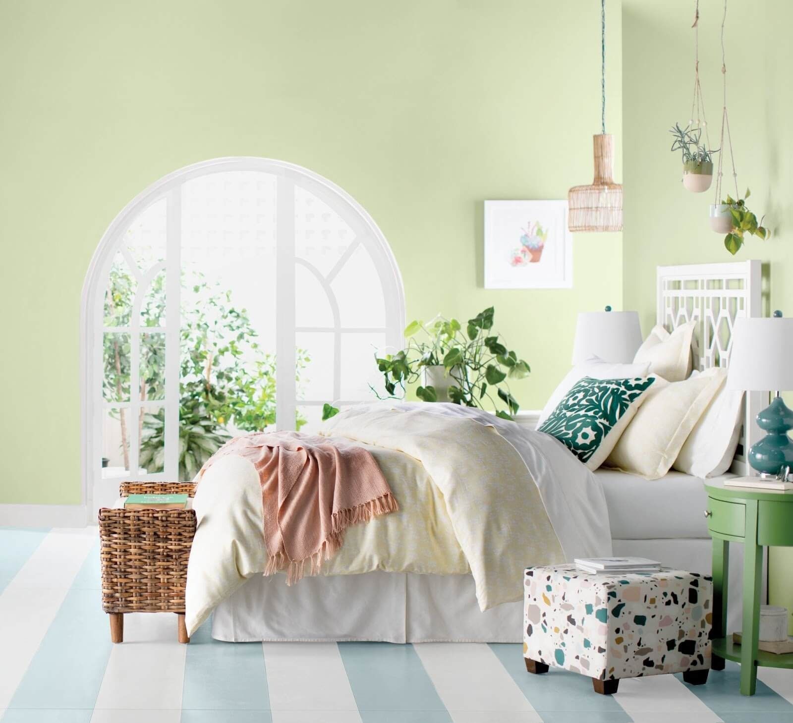 Màu xanh lá cây pastel giúp căn phòng trở nên sáng và mát mẻ hơn