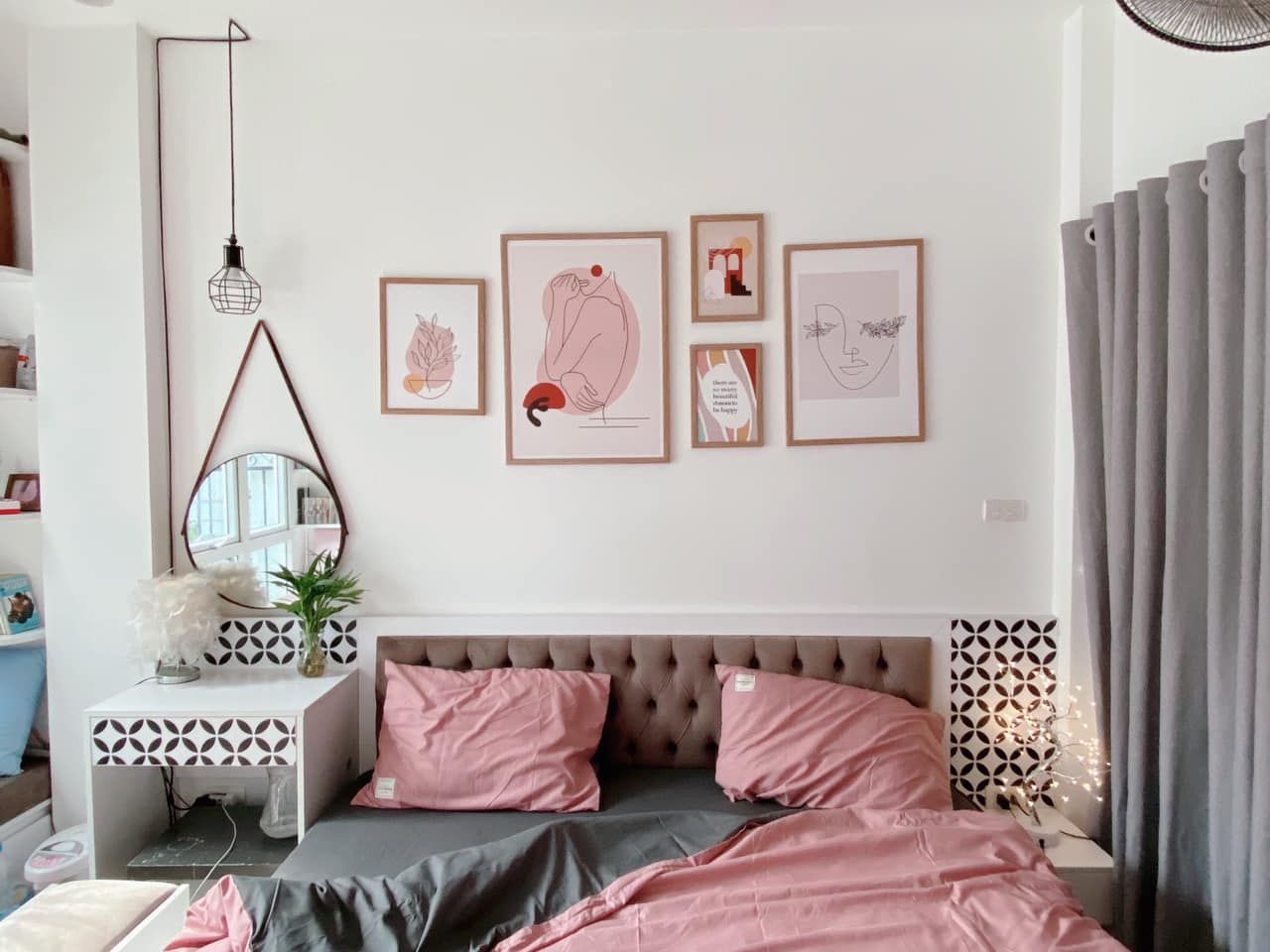 Căn phòng trở nên nổi bật hơn với bộ ga gối màu hồng xinh xắn, đáng yêu