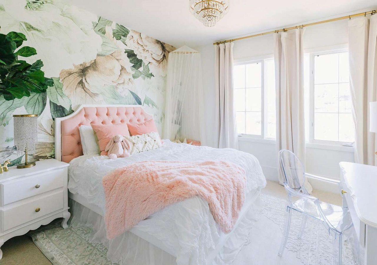 Giấy dán tường có màu sắc và hoạ tiết độc đáo giúp căn phòng ngủ màu trắng được xinh đẹp hơn