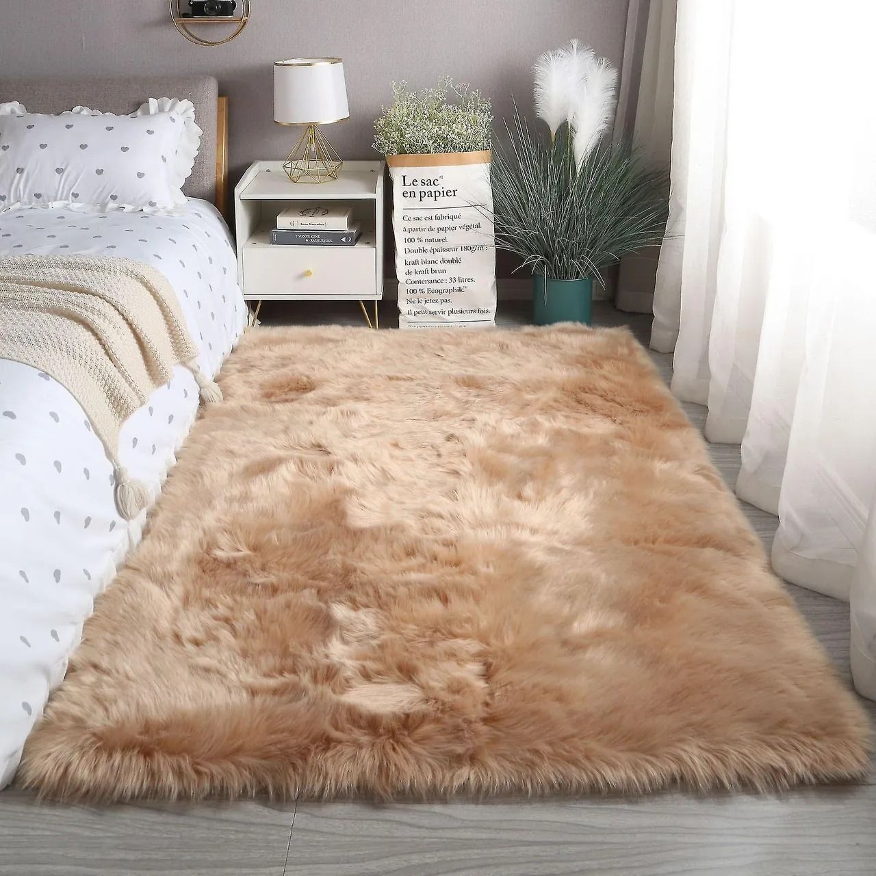 Phòng ngủ trở nên sang trọng hơn với sự xuất hiện của thảm lông