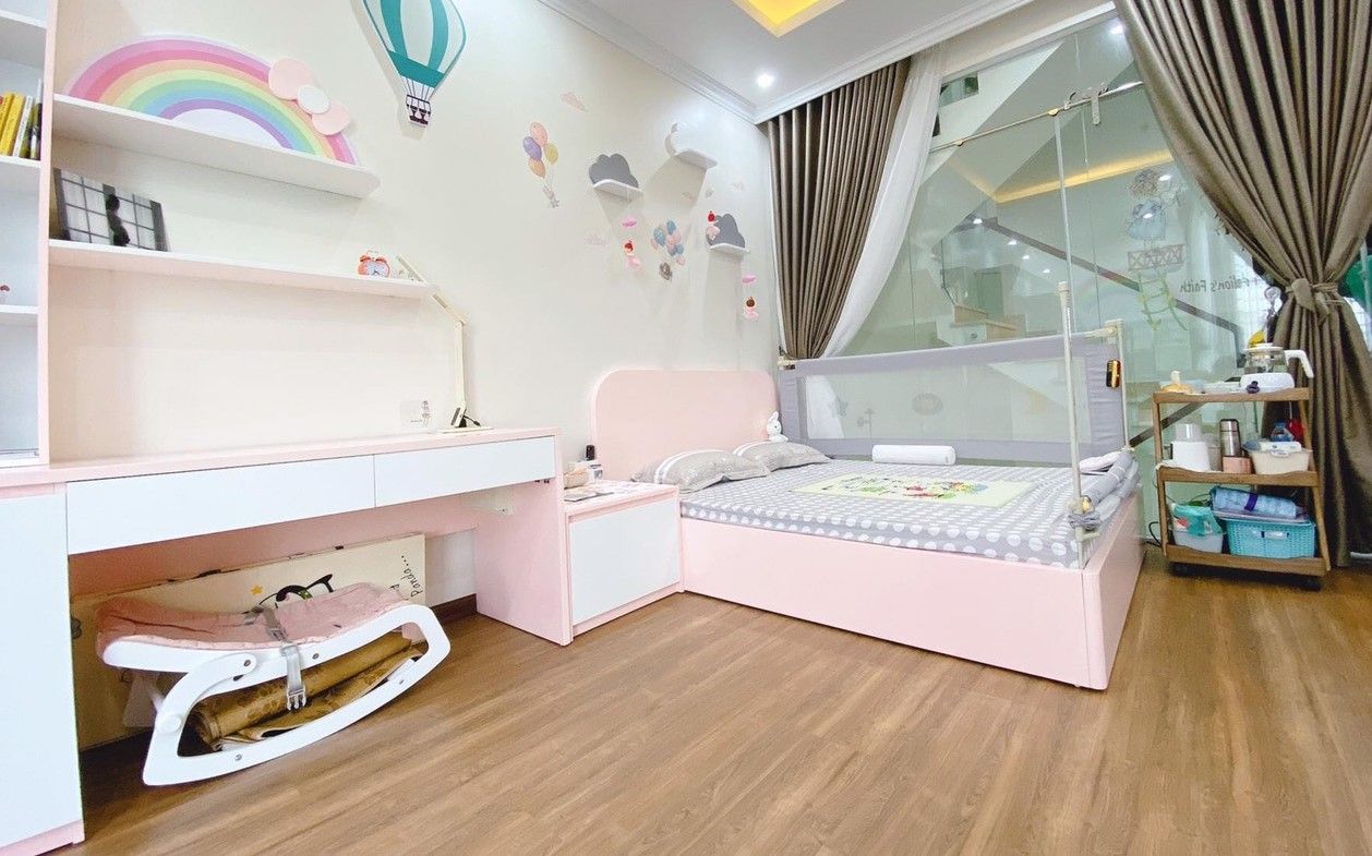 Phòng ngủ cho bé gái trần thiết kế bầu trời