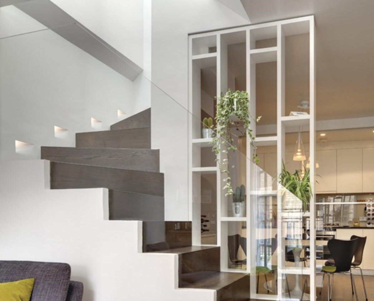 Vách ngăn cầu thang tam cấp bằng nhựa dạng thanh lam 