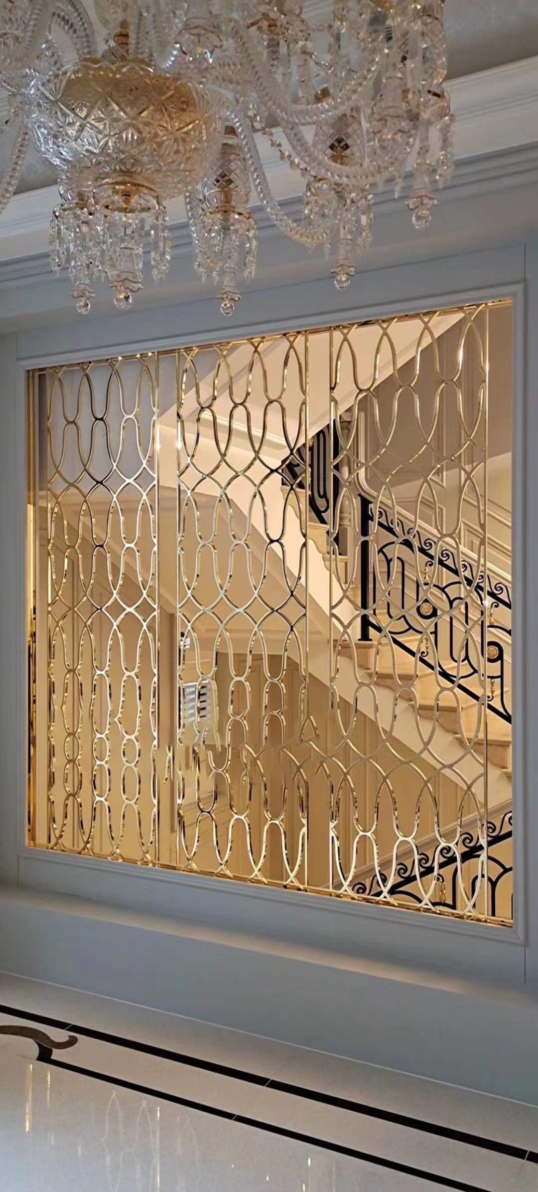 Vách ngăn inox mạ vàng vô cùng nổi bật với một màu vàng đồng đầy sang trọng