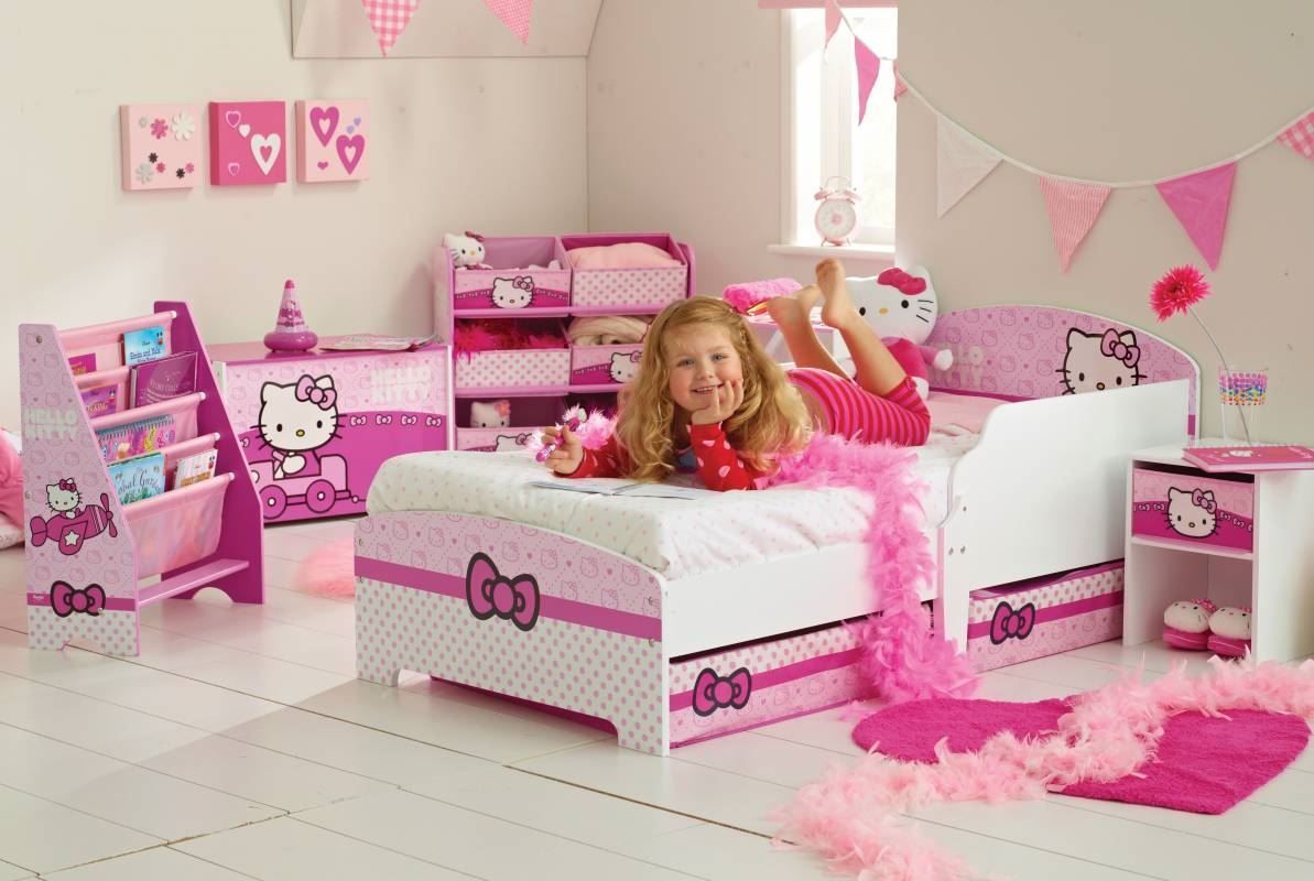 Giường đơn nhỏ cho 1 bé gái thích căn phòng decor theo hình tượng hello kitty