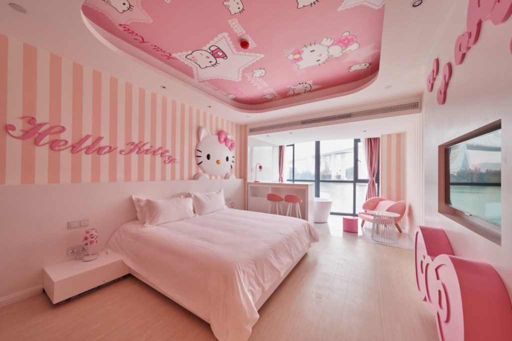 Trang trí tường với các họa tiết Hello Kitty đáng yêu làm cho không gian trở nên sinh động
