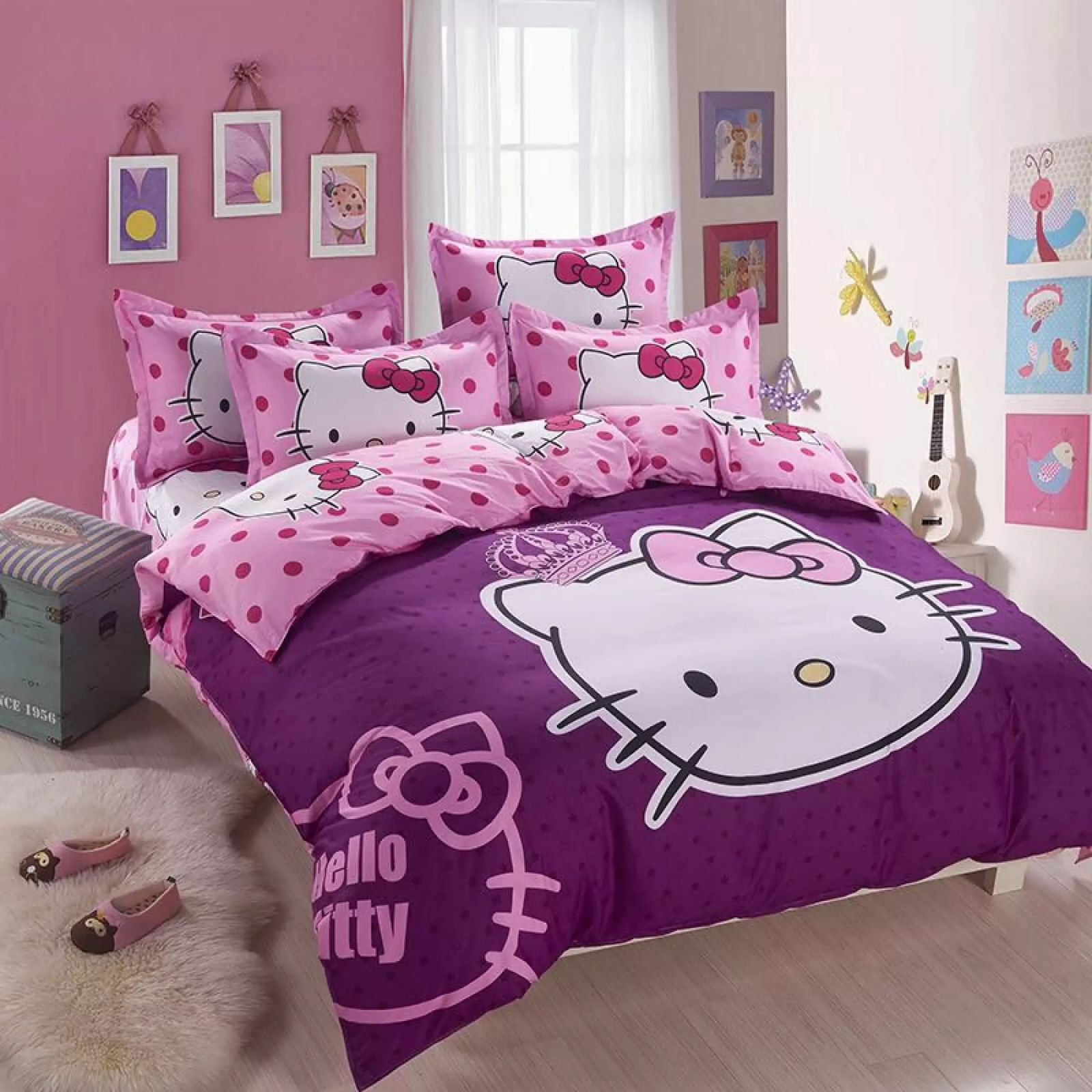 Bức tranh tường Hello Kitty cùng nhiều món đồ trang trí gia tăng phong cách cho phòng ngủ của bé