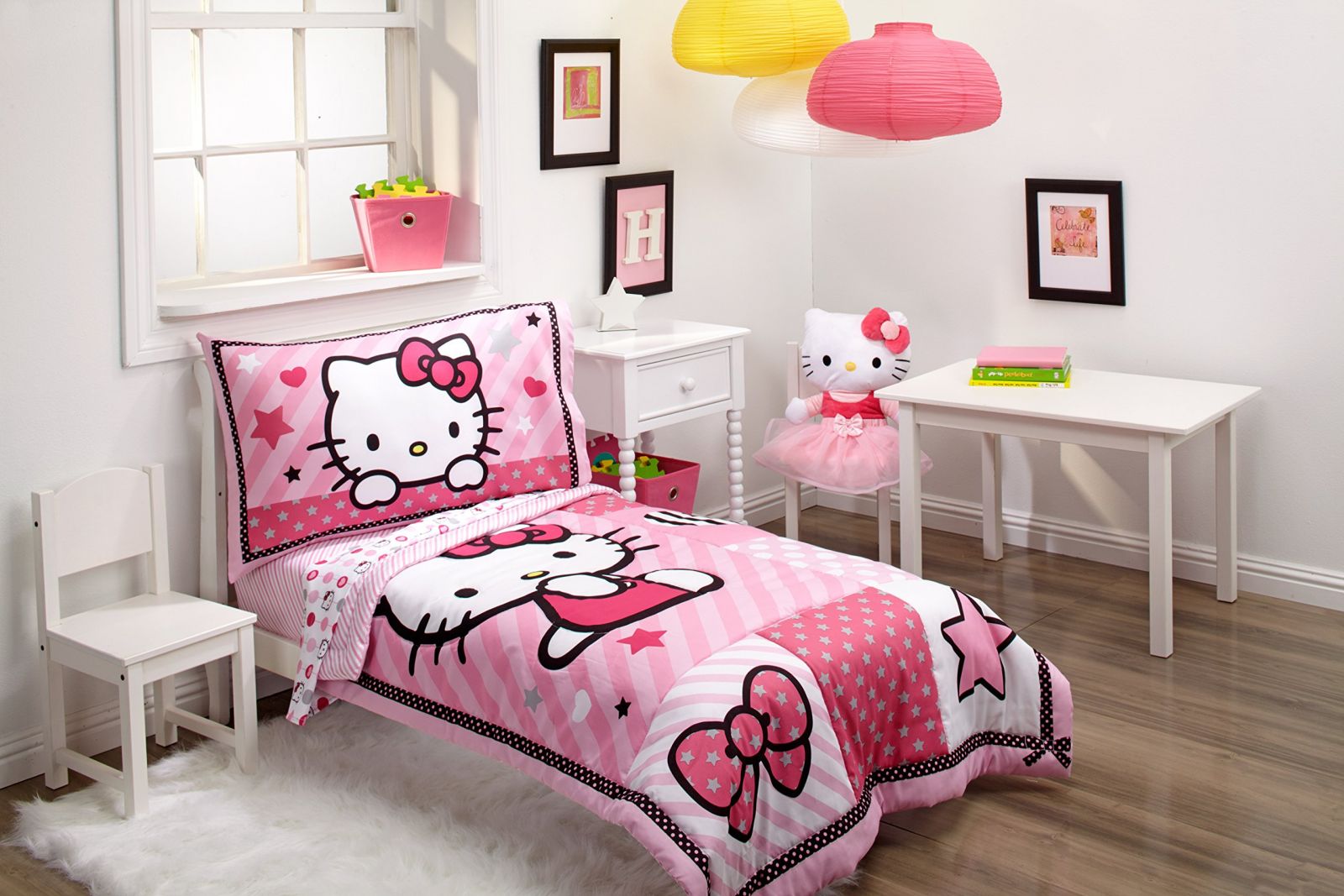 Gối, đệm họa tiết Hello Kitty cho bé yêu thích giấc ngủ hơn