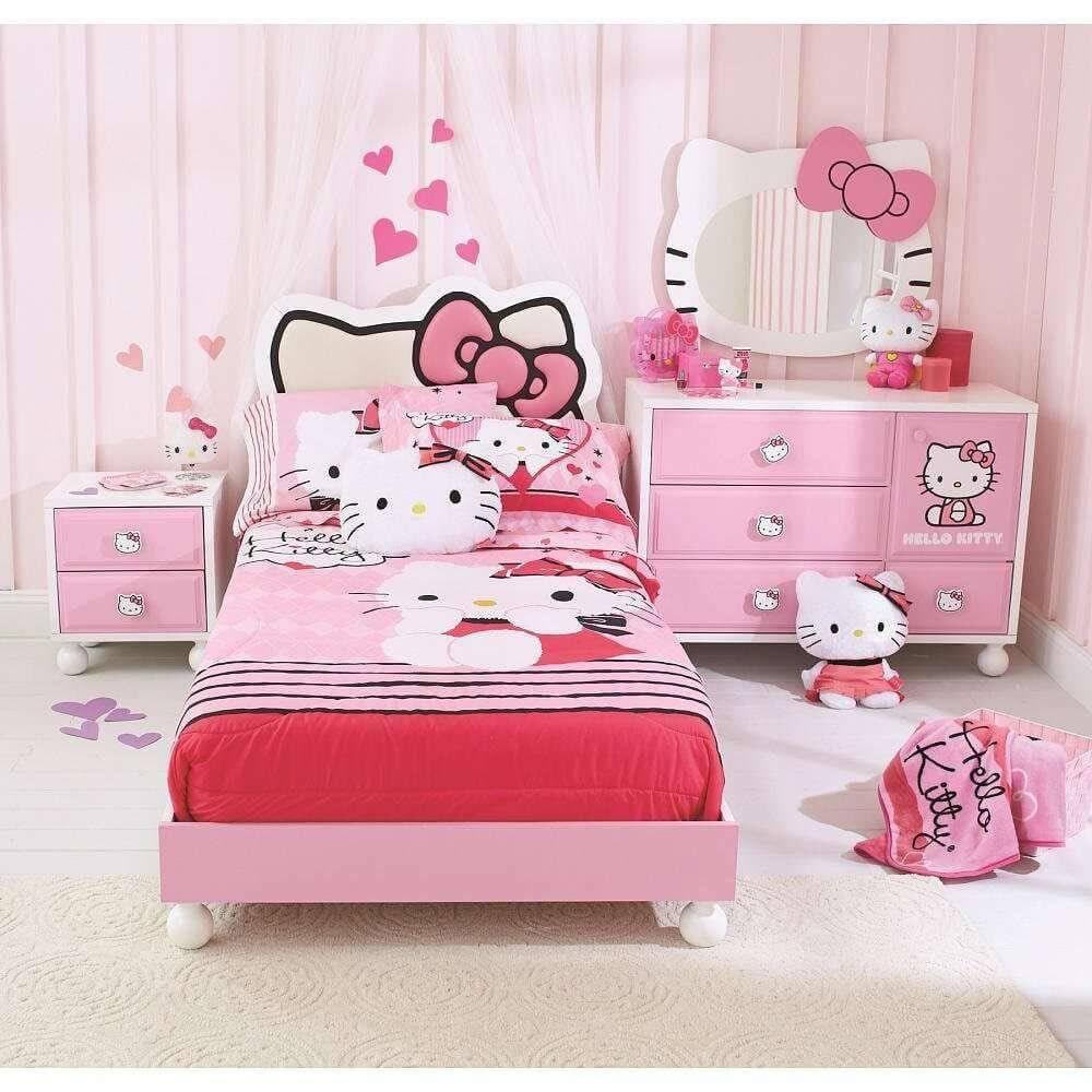 Thiết kế giường đơn nhỏ cho 1 bé gái cùng các món đồ decor xinh xắn