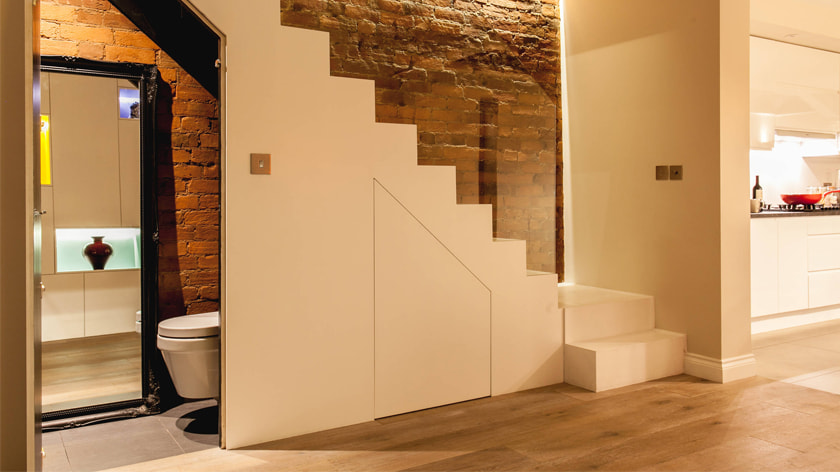 8 Ý tưởng trang trí gầm cầu thang cực đẹp mắt - tiện nghi 21 Tận dụng gầm cầu thang làm nhà vệ sinh