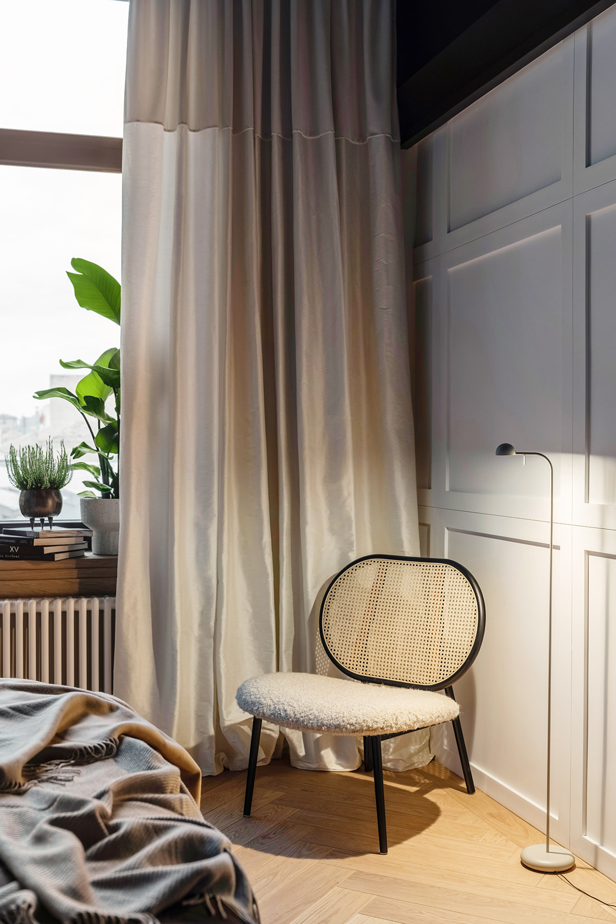 Phòng ngủ được decor ghế đọc sách 