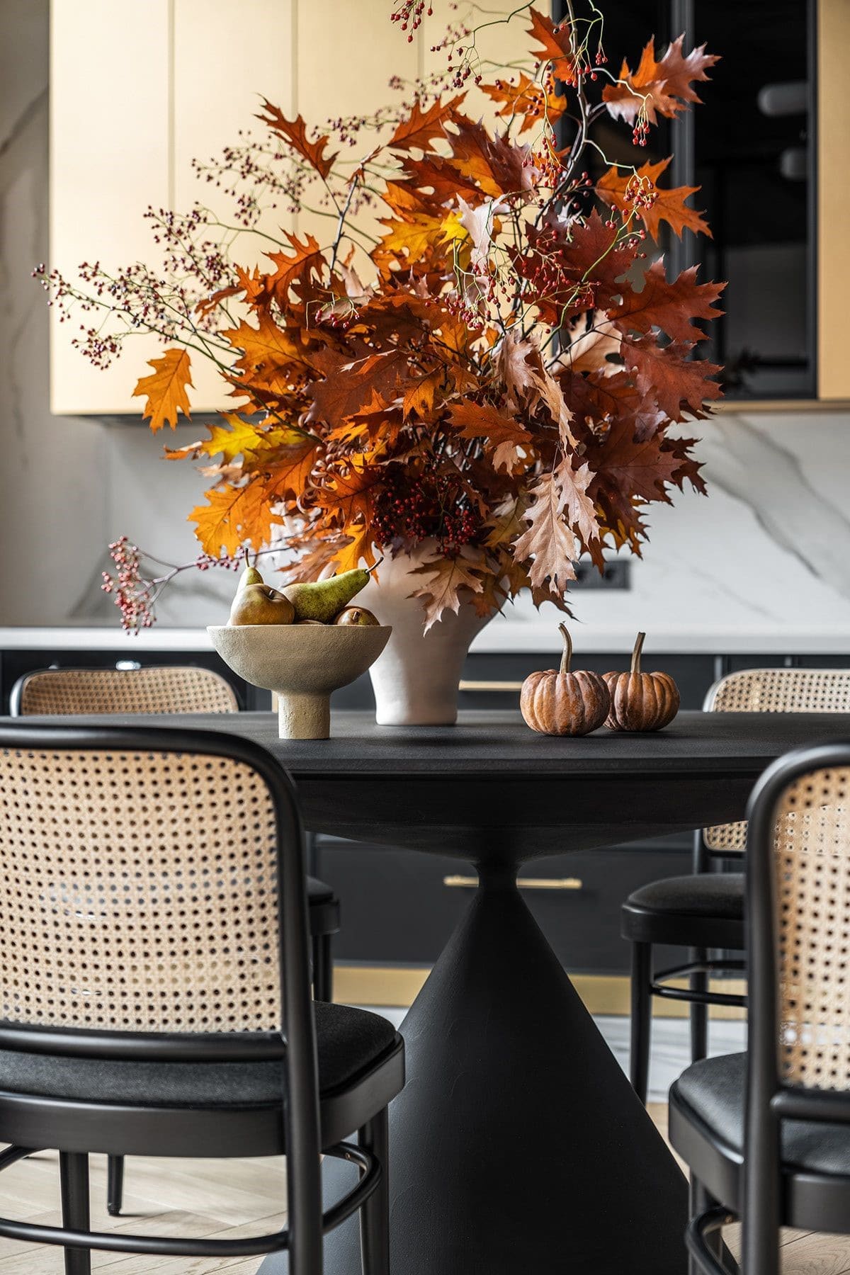 Bàn ăn decor với hoa và trái cây