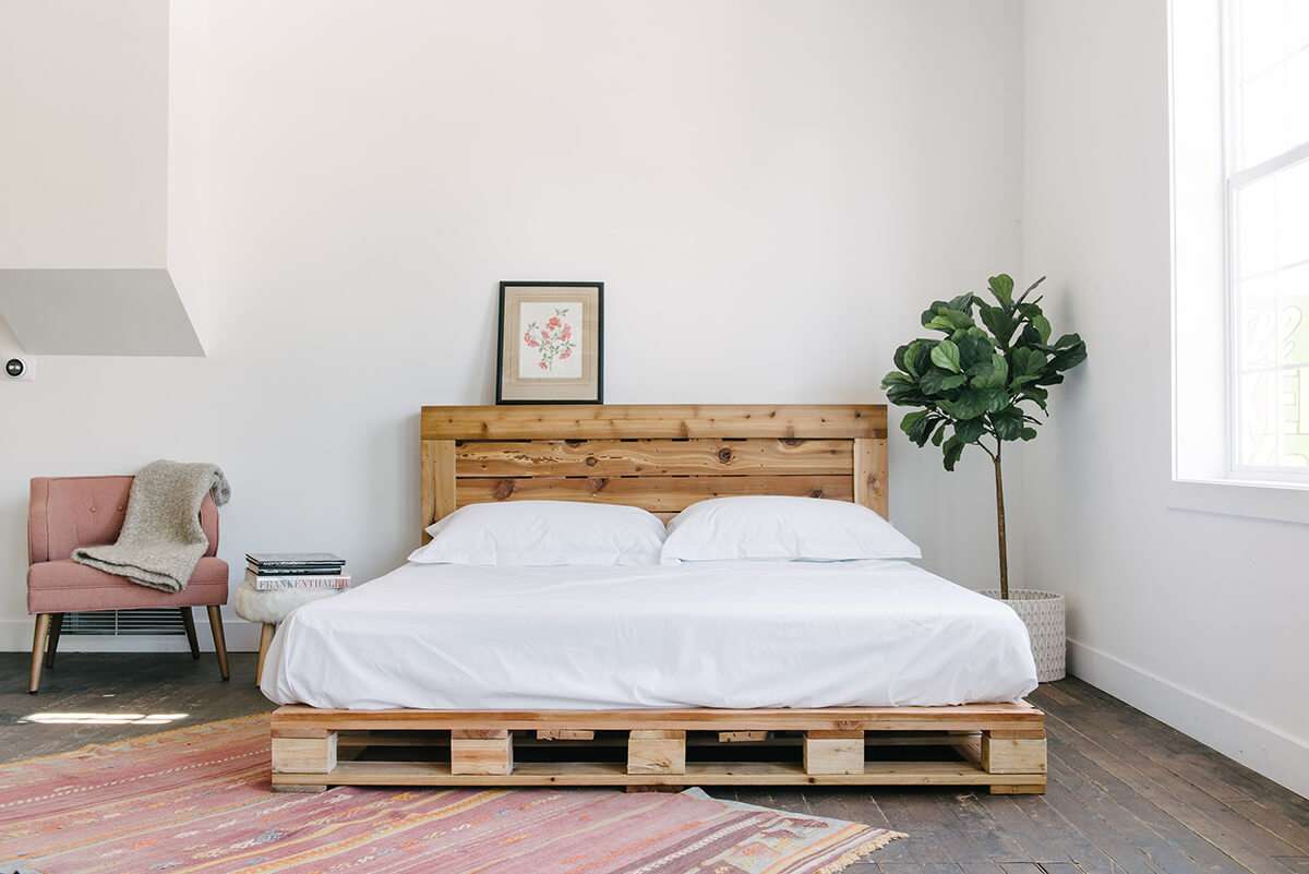 Phòng ngủ giường pallet phong cách Hàn Quốc đơn giản xinh xắn Phòng ngủ giường pallet phong cách Hàn Quốc đơn giản xinh xắn