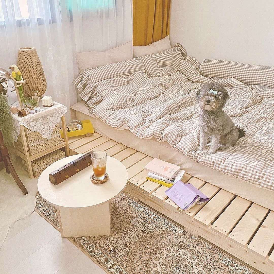 Phòng ngủ giường bệt kiểu Hàn thường sẽ được trang trí thêm các hoạt tiết dễ thương xinh xắn Phòng ngủ giường bệt kiểu Hàn thường sẽ được trang trí thêm các hoạt tiết dễ thương xinh xắn
