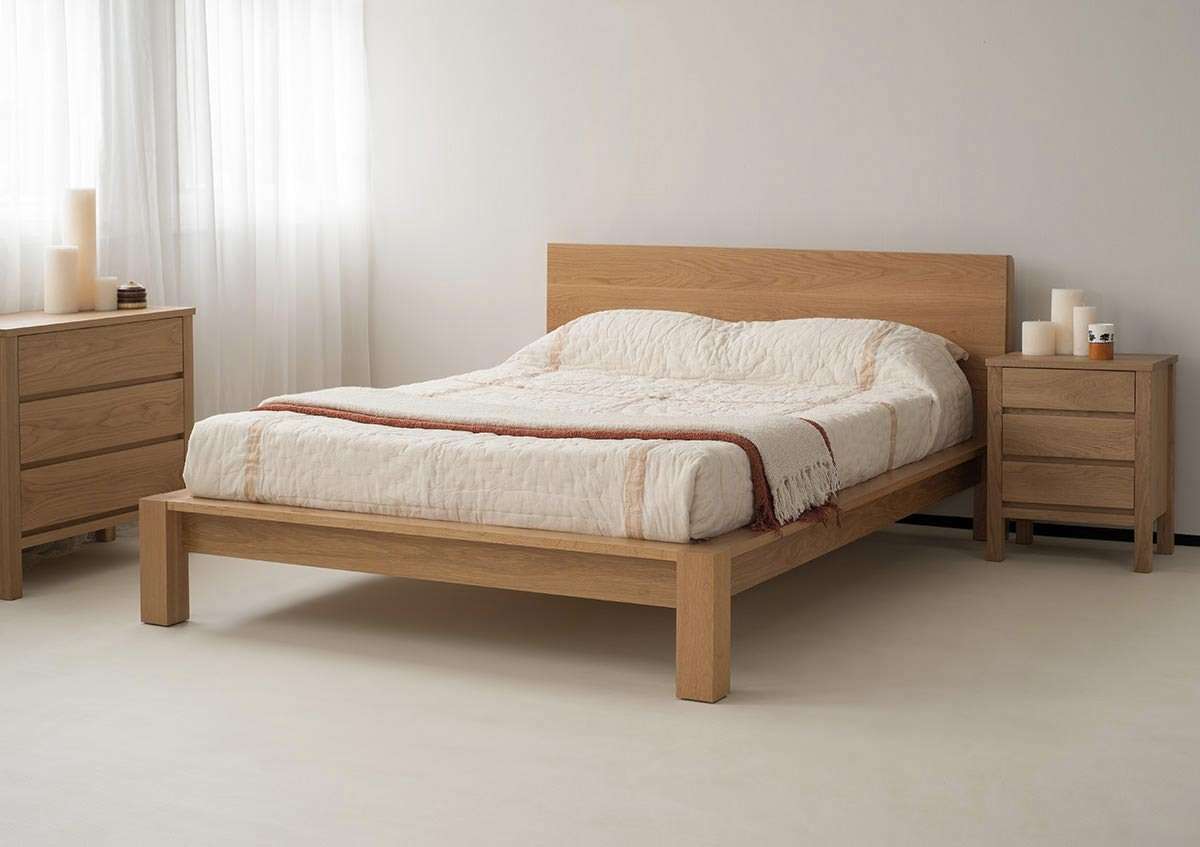 Giường gỗ sồi có thiết kế đơn giản nhưng sang trọng tạo nên một không gian ngủ thoải mái và ấm cúng