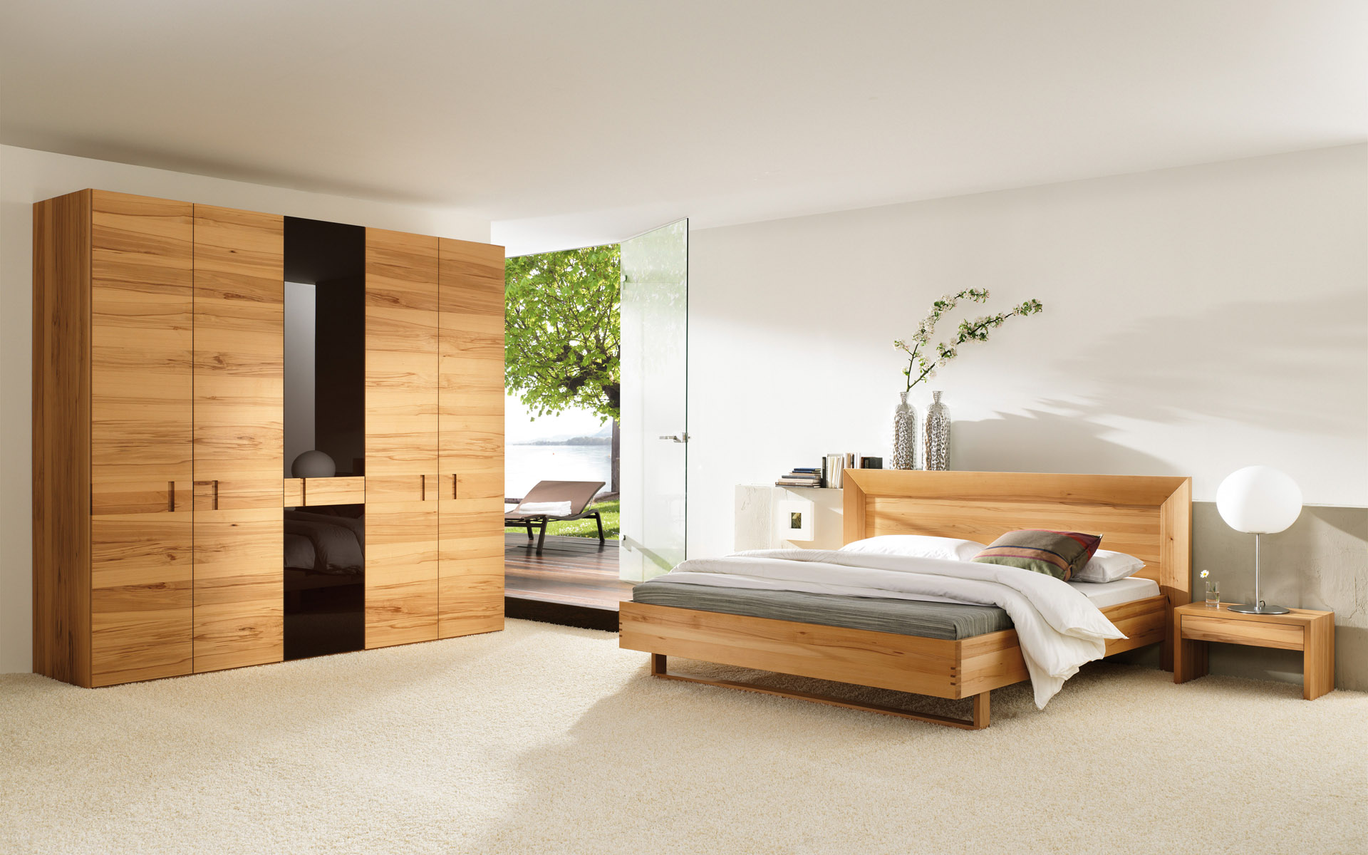 Đặt một bàn đầu giường gỗ sồi để làm điểm nhấn và tăng tính thẩm mỹ