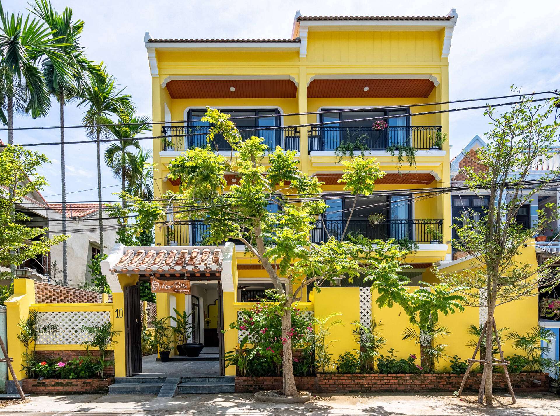 Sơn màu Vàng tạo nên không gian thoải mái, kết hợp hài hòa với nền kiến trúc. Sơn màu Vàng tạo nên không gian thoải mái, kết hợp hài hòa với nền kiến trúc.