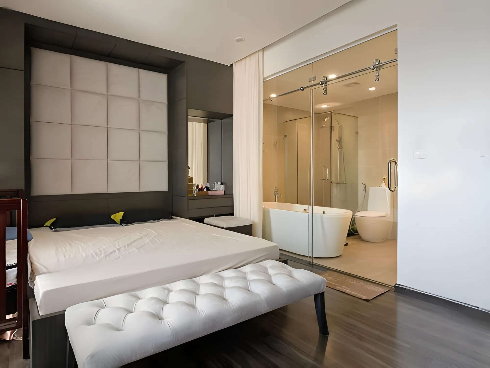 Không gian phòng ngủ rộng 30m2 có nhà vệ sinh rộng rãi và thoáng mát Không gian phòng ngủ rộng 30m2 có nhà vệ sinh rộng rãi và thoáng mát