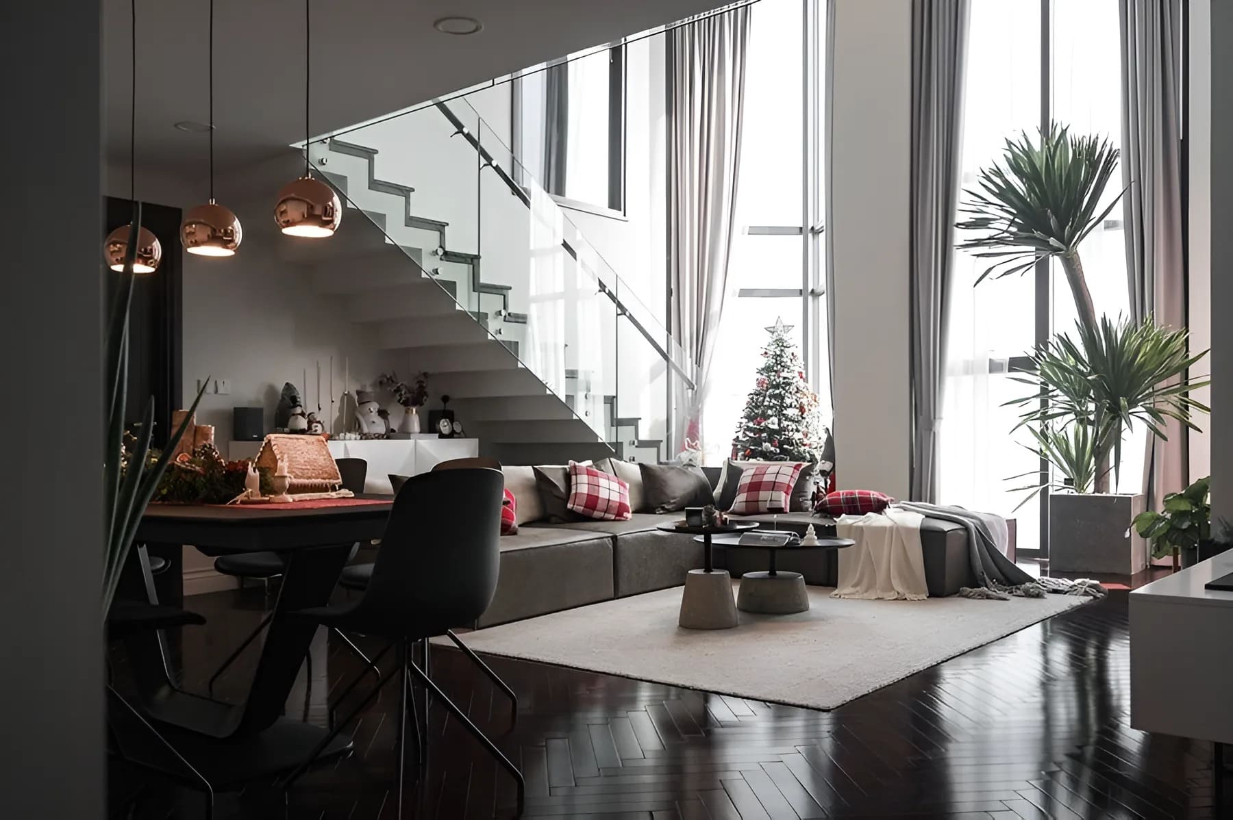 Các ô cửa kính lớn giúp căn hộ Duplex trở nên thông thoát và mát mẻ hơn Các ô cửa kính lớn giúp căn hộ Duplex trở nên thông thoát và mát mẻ hơn