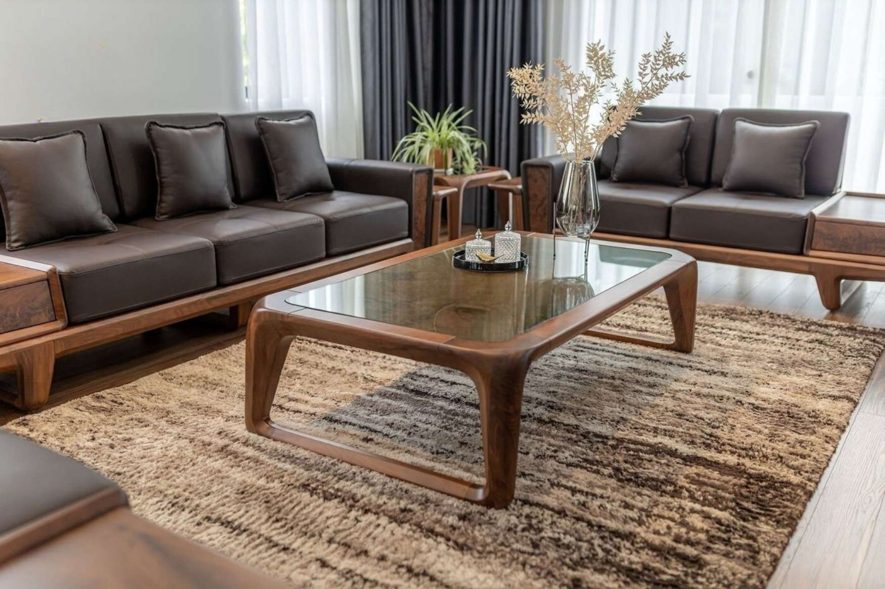Mẫu bàn trà và ghế sofa da kết hợp gỗ óc chó trong không gian phòng khách Mẫu bàn trà và ghế sofa da kết hợp gỗ óc chó trong không gian phòng khách