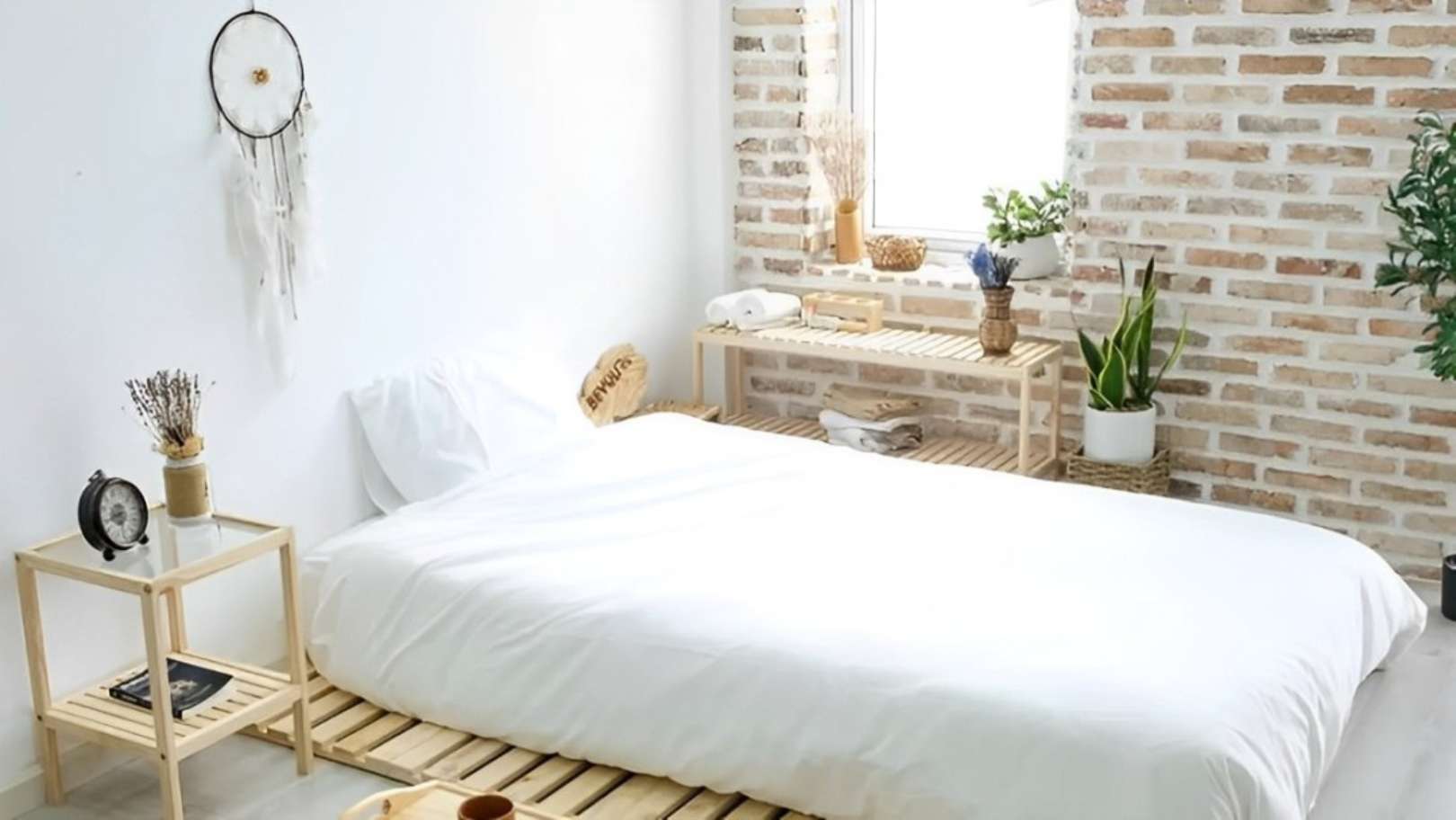 Decor phòng ngủ nhỏ 4m2 theo phong cách thiết kế Urban cùng chậu cây nhỏ xinh Decor phòng ngủ nhỏ 4m2 theo phong cách thiết kế Urban cùng chậu cây nhỏ xinh