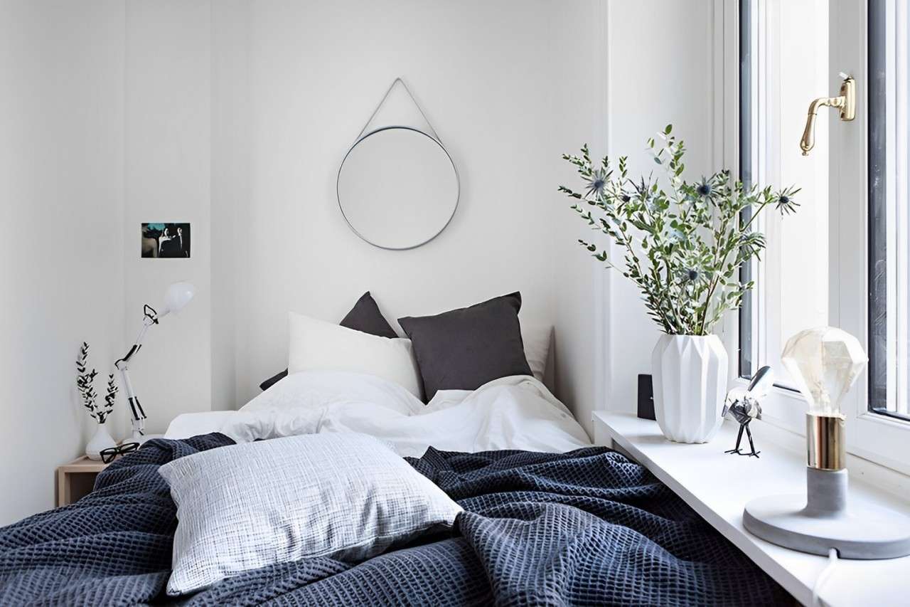 Decor phòng 4m2 với chiếc gương tròn tạo nên sự cân đối và thêm chiều sâu cho không gian phòng ngủ Decor phòng 4m2 với chiếc gương tròn tạo nên sự cân đối và thêm chiều sâu cho không gian phòng ngủ